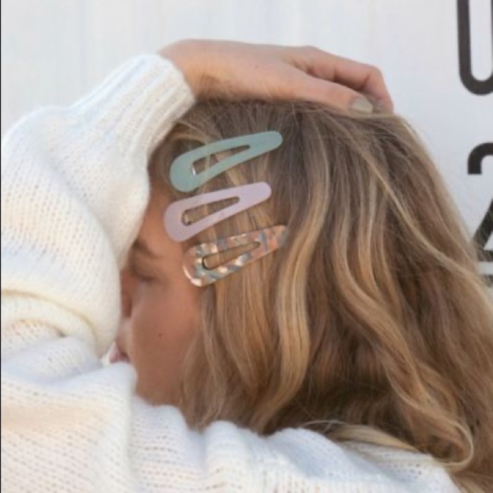 Urban Outfitters Y2K Chunky Resin Plastic Flip Clip Set
